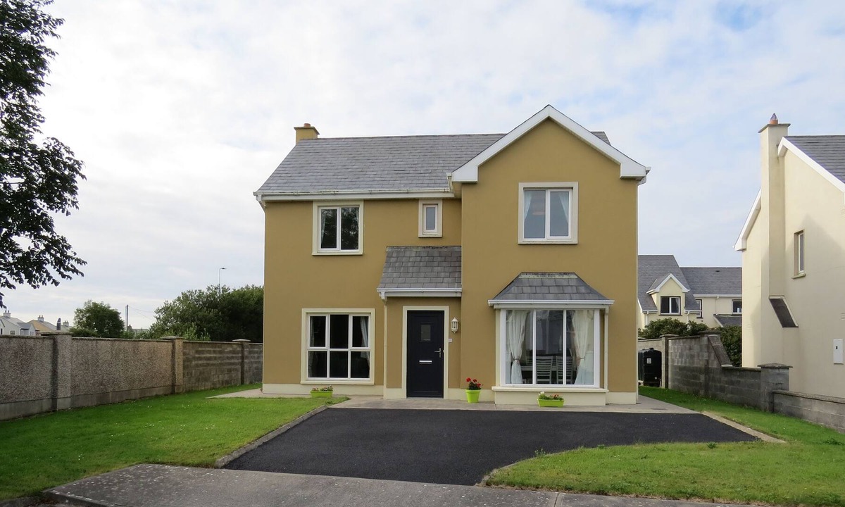 Doonbeg House | 3 bedroom detached with private parking