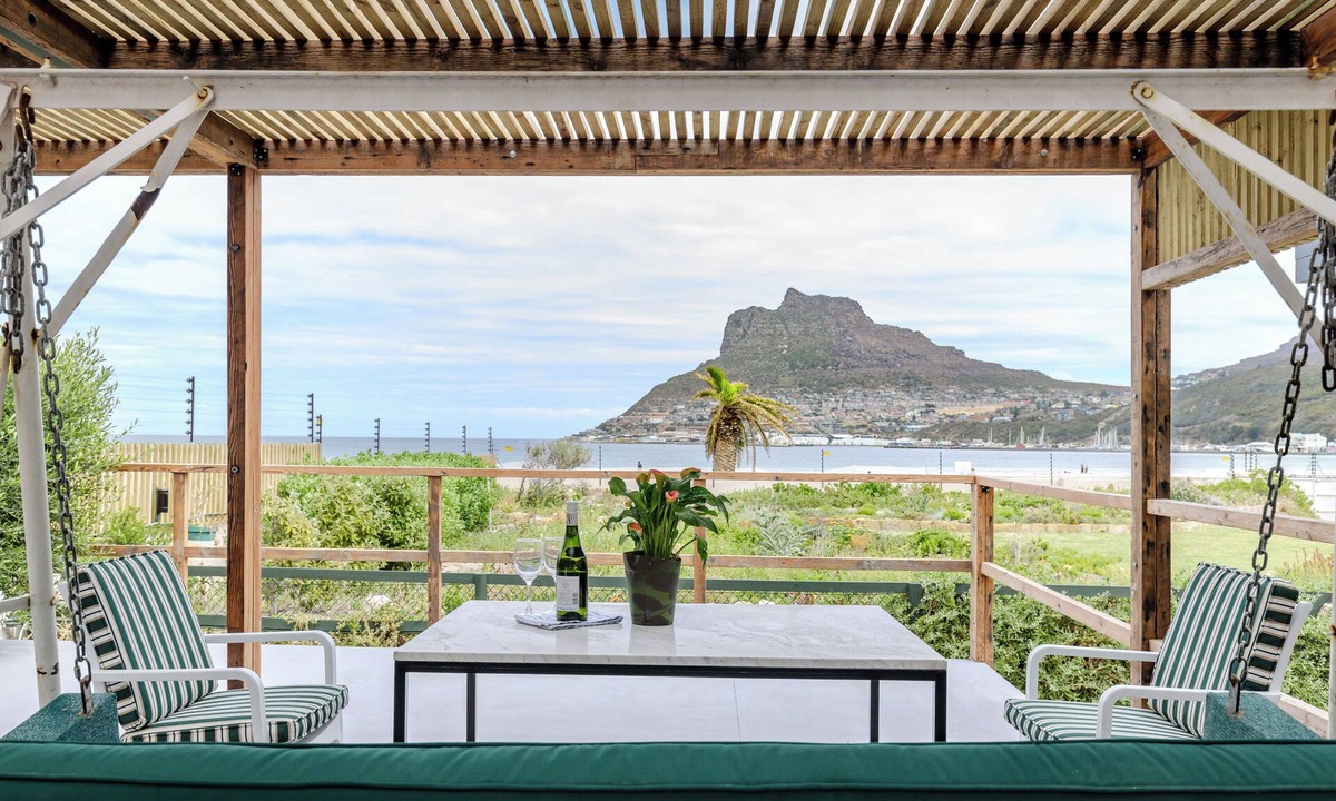 Scott Estate Apartment | Beachfront 3 Bed With Private Parking & BBQ Area