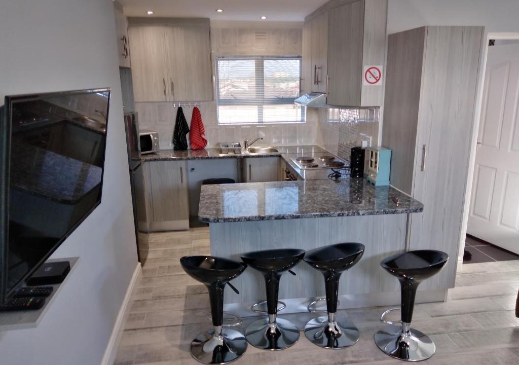 Grassy Park Apartment | Birds Holiday Accommodation 2