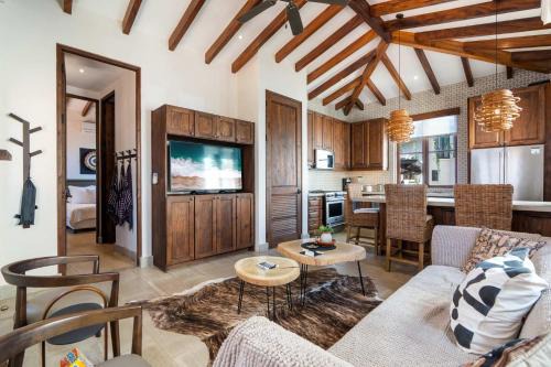 Las Catalinas House | Bright Modern Home with Beach Club Access and Walking Distance to the Beach
