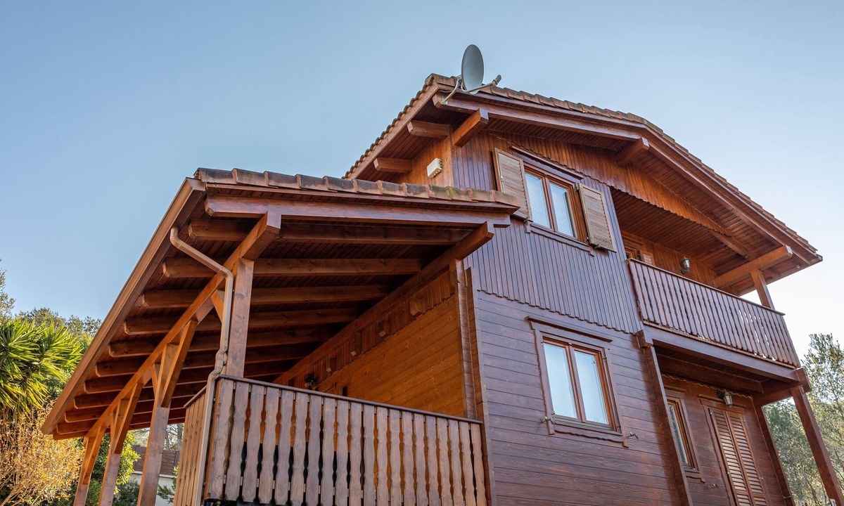 Calafell House | Chalet 'Casa de Madera' with Mountain View, Garden, A/C, Pool & Wi-Fi