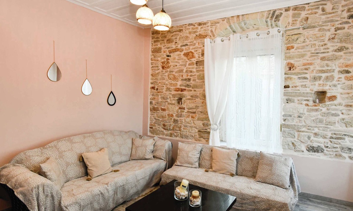Mitilinii Apartment | Charming Samos Escape with a Jacuzzi and a Balcony
