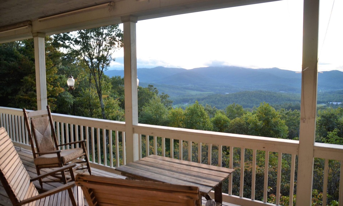 Spruce Pine House | Continental Divide Retreat: Million-Dollar Views Spacious Decks & Modern Comfort