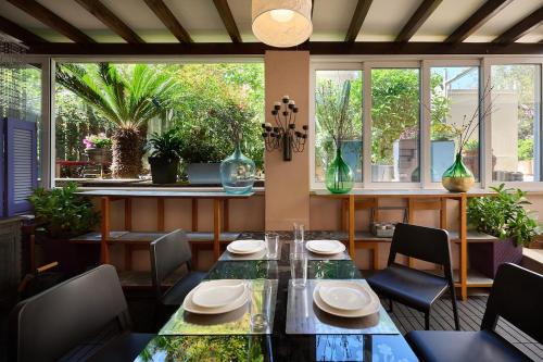 Voula Apartment | Cool ambiance, 2Brs , Private Garden & Parking