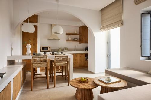 Tripiti House | Dash Milos