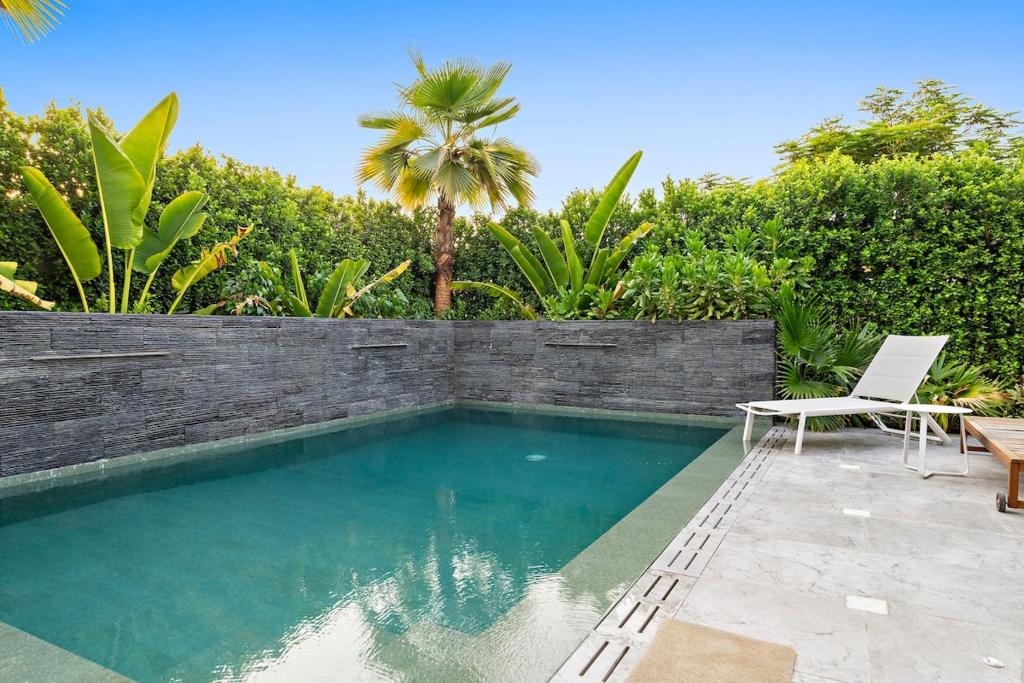 Dubai Apartment | FIRST CLASS Villa Private Pool & Garden Bliss