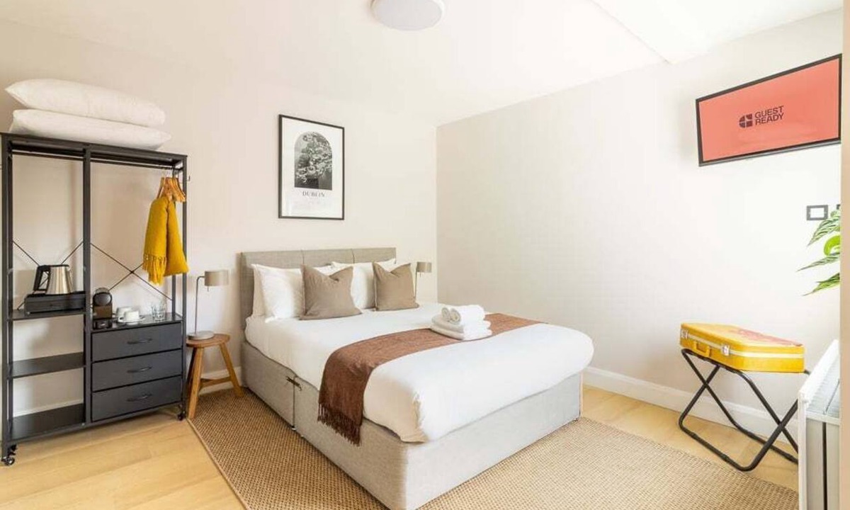 City Centre Dublin Apartment | GuestReady - The Exec Room at Fownes Street - R10
