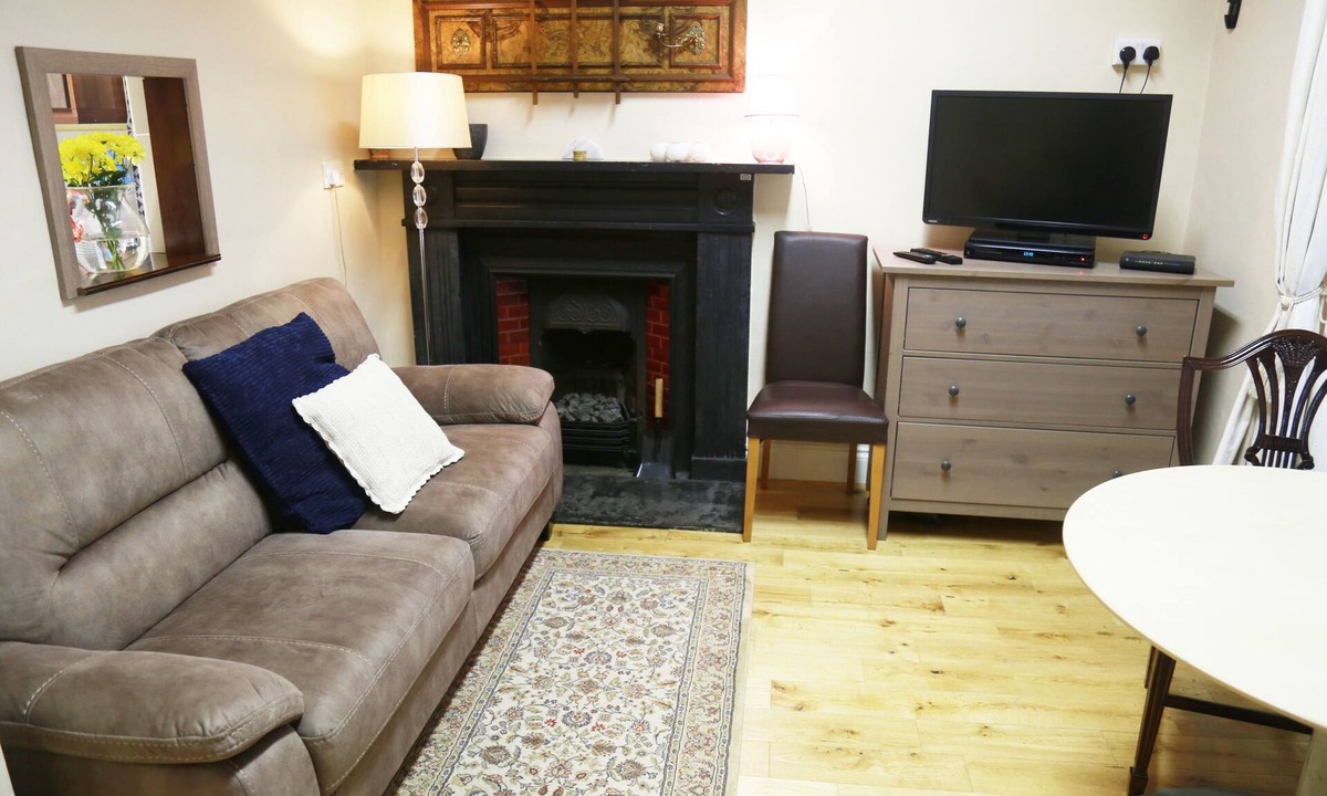 Claddagh Apartment | Perfect! for doing Galway City - sleeps 2+, walk everywhere.