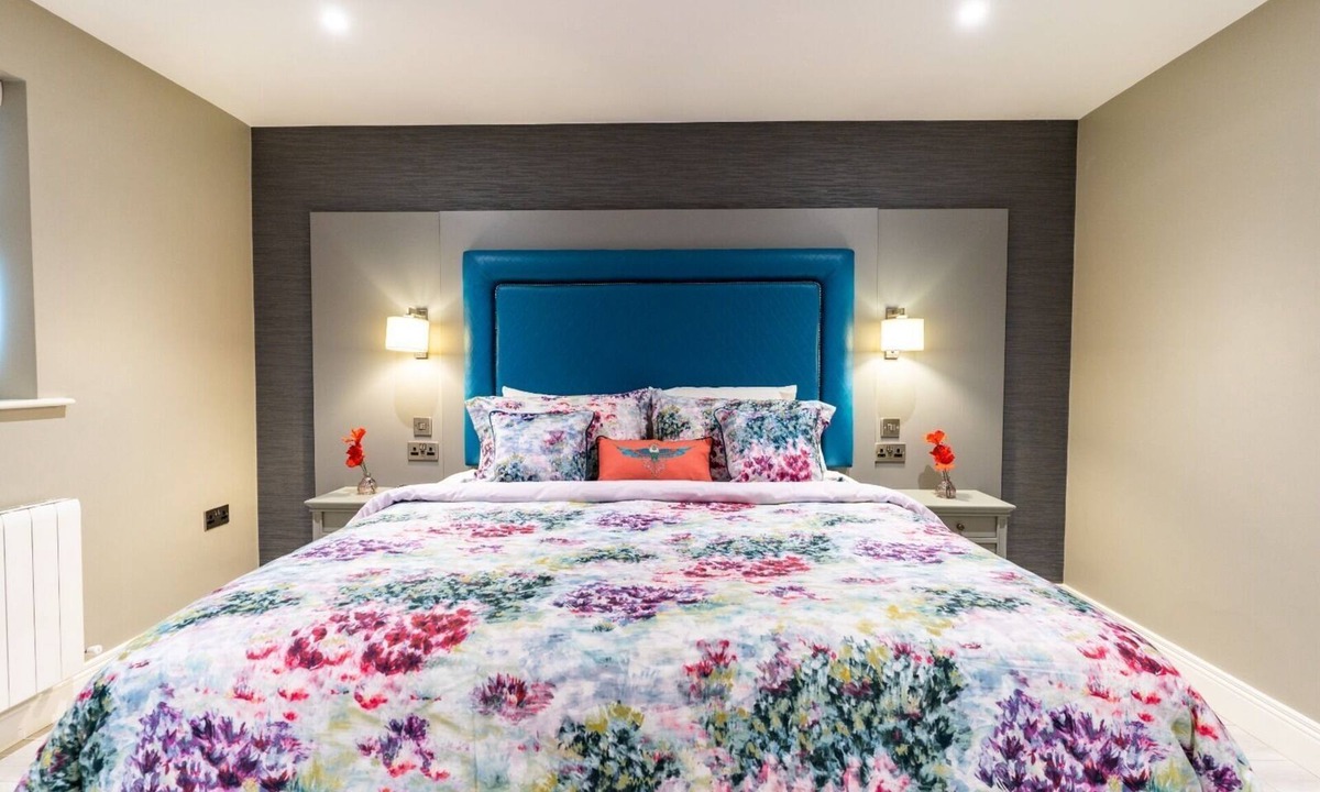 Killarney House | Killarney Centre Home comprising 4 separate Apartments (Sleeps 18)