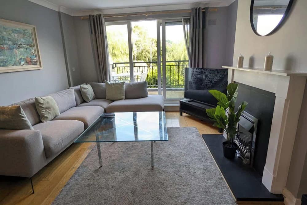 Ongar Apartment | Large, Newly updated 3BD Duplex, 20Min to Airport