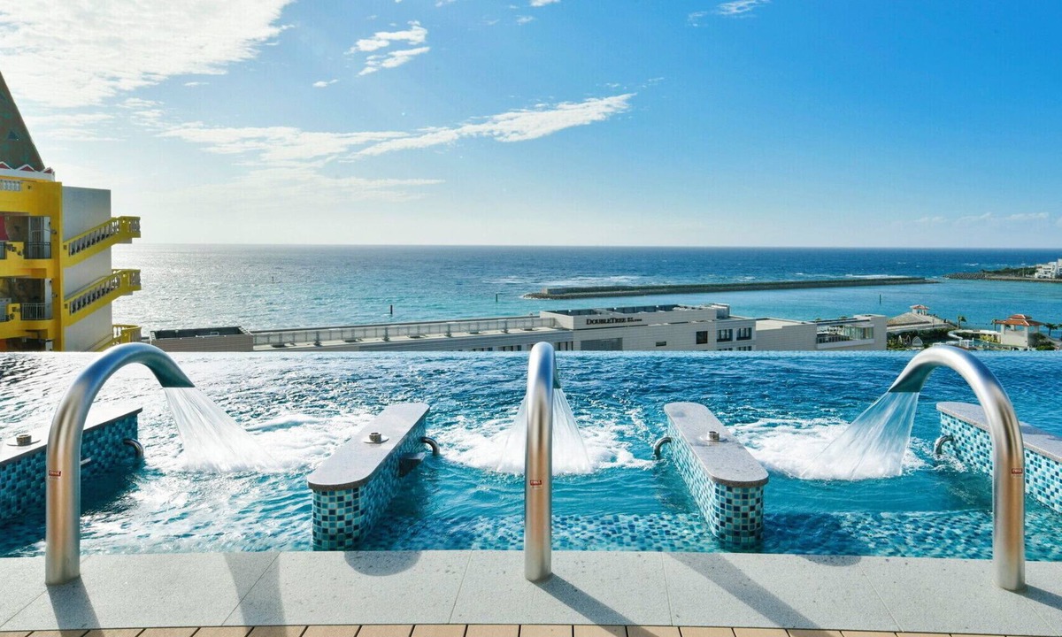 Mihama Hotel | Lequ Okinawa Chatan Spa & Resort