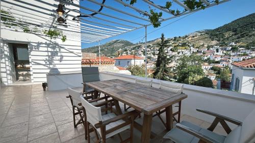 idhra Apartment | Lithos Hydra