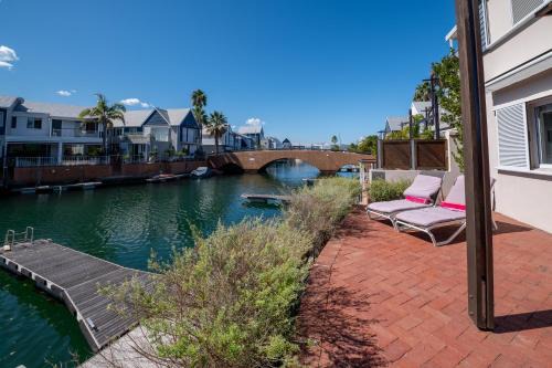 Waterfront Apartment | Marina Magic