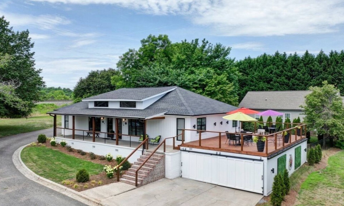 Cramerton House | Mod/2BR fire pit+corn hole+bikes+private golf+gym+pass. Close to CLT