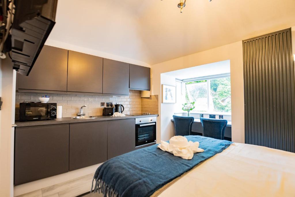 Sutton Cross Apartment | Modern Studio - Steps from Marina