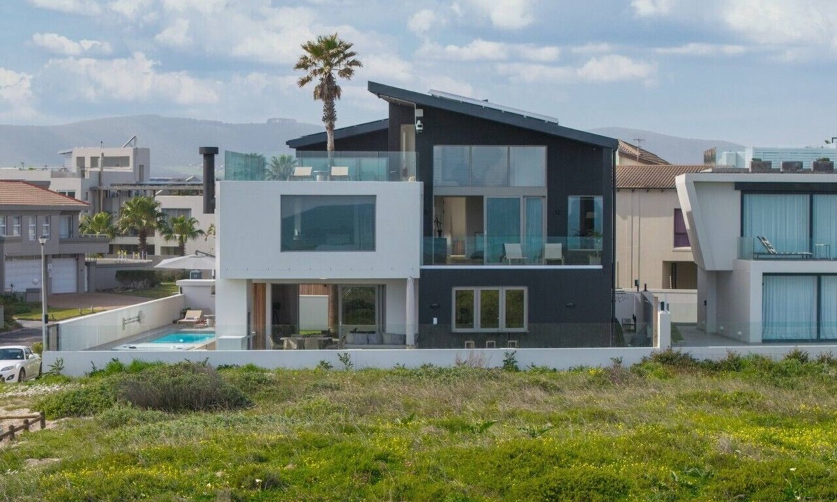 Sunset Beach House | Ocean 9 - Beachfront Lodge