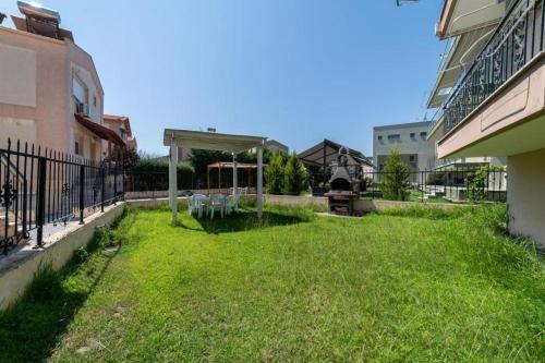 Nea Iraklitsa Apartment | side by side