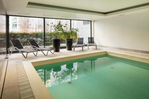 Cidade Universitaria Apartment | Skyscraper Riverview Lisbon with Indoor Pool