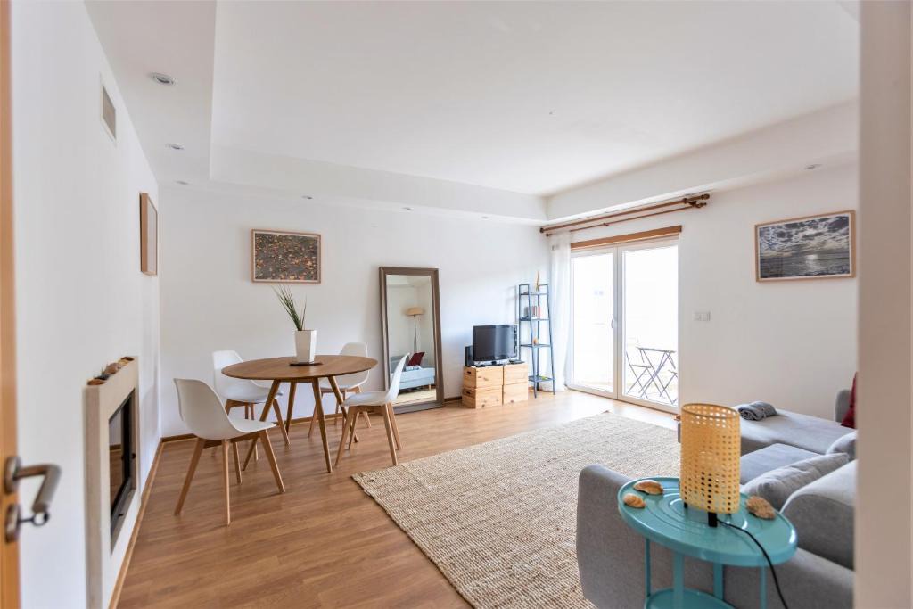 Pica Galo Apartment | Spacious Beach Flat in Costa Caparica by Soulplaces