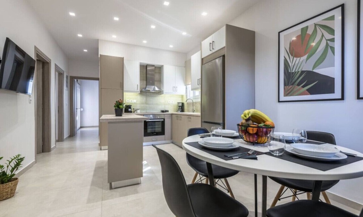 Kos Town Apartment | Spacious & Luxe 3 BR Downtown