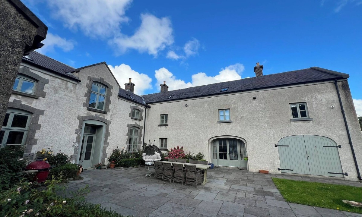 Sligo Apartment | Strandhill stables apartment with wood-fired sauna & king size bed