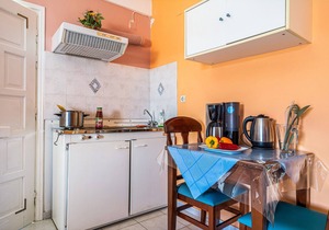 Studio 'Veronis 1' with Sea View, Shared Pool & Wi-Fi