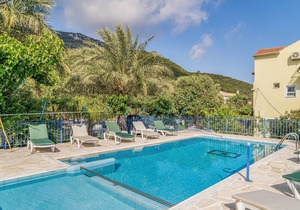 Studio 'Veronis 3' with Sea View, Shared Pool & Wi-Fi