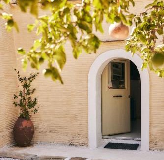 Andros Town Apartment | Παραδοσιακός πέτρινος ξενώνας σε φάρμα