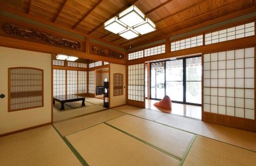 Katsuyama House | 天然木曽ひのきのお風呂がある貸切民泊 志ろきや