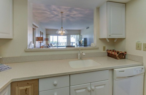 South Beach Condo | 1865 Beachside Tennis- Easy Access to Beach & Pool.
