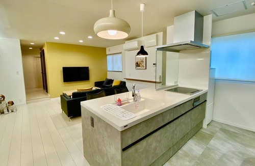 Chikusa Ward House | A petfirst villa has been created in the center o / Nagoya Aichi