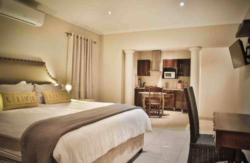 Centurion Apartment | Accommodation @ Van's