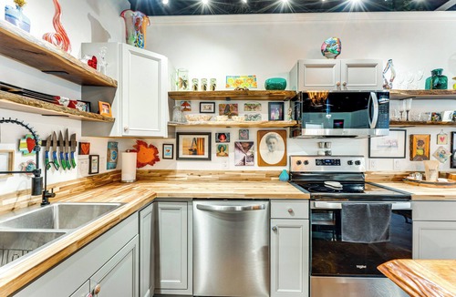 Murphy Cottage | 'arboco' Downtown Murphy House w/Courtyard!