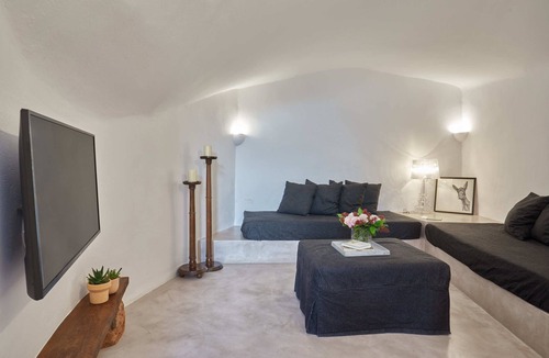 Akrotiri House | Arvanitis Cave Village