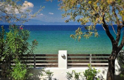 Skala Sotiros Apartment | Balconies on Sea - The White Apartment