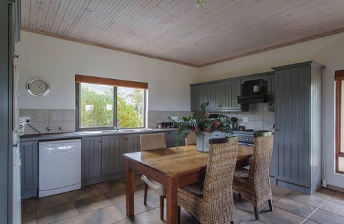 Bot River Villa | Barton Hammerkop Villa nr Hermanus - HotTub & Pool