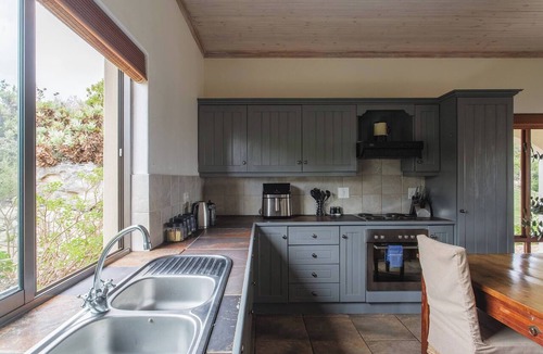 Bot River Villa | Barton Hammerkop Villa nr Hermanus - HotTub & Pool