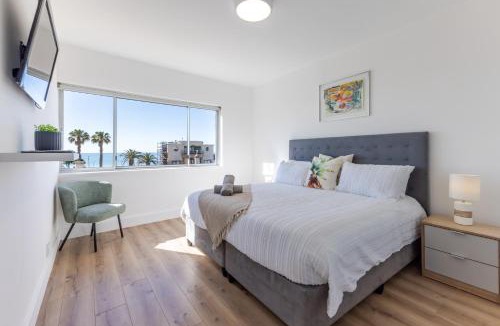 Sea Point Apartment | Beachfront stunning sea views