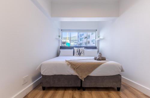 Sea Point Apartment | Beachfront stunning sea views