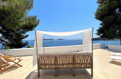 Kanapitsa Villa | Beachfront Villa with Semi Private Sandy Beach