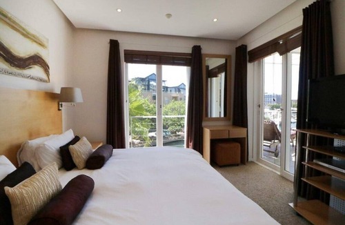 Victoria and Alfred Waterfront Apartment | Beautiful, safe two bed apartment V & A Waterfront Cape Town * grading.