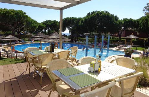 Oura Apartment | Bicos 101 - Shared Pool - 4 Guests - Albufeira