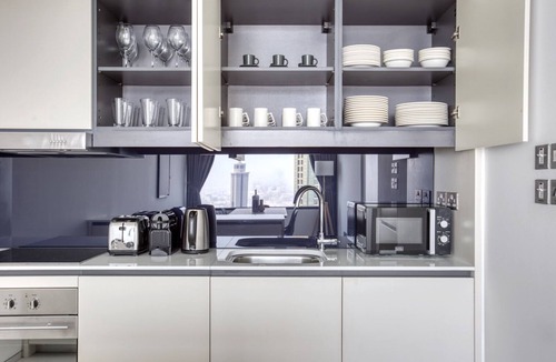 DIFC Apartment | Blueground | DIFC, pool, nr Dubai Aquarium