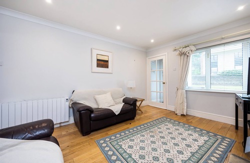 Rathmines Apartment | Bright 2BR w/Private Backyard Near City Centre