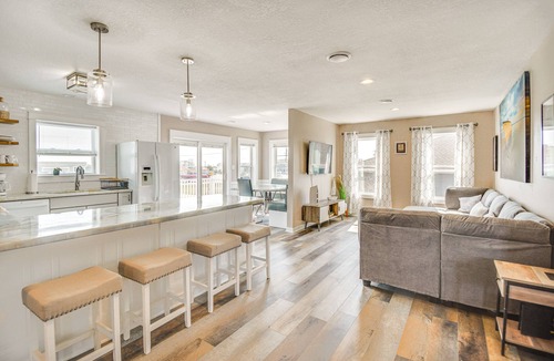Sea Scape House | Bright Kitty Hawk Home w/Hot Tub, Walk to Beach!