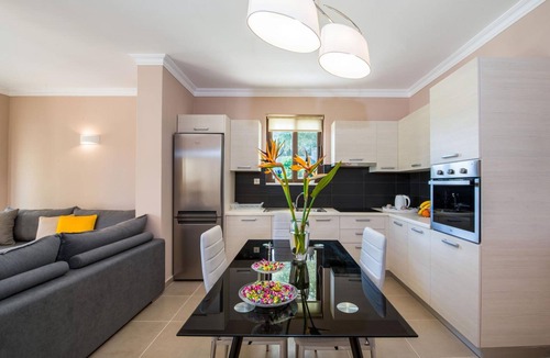 Kato Stalos House | Casa Leone Suites
