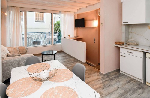 Mitilinii Apartment | Charming Samos Escape with a Jacuzzi and a Balcony