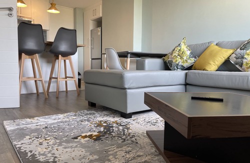 Three Anchor Bay Apartment | CJ’s OceanCityView Modern Secure 1 bed apartment