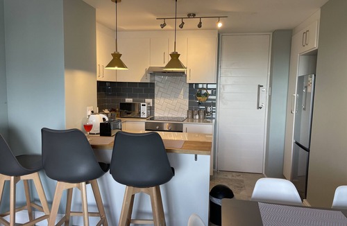 Three Anchor Bay Apartment | CJ’s OceanCityView Modern Secure 1 bed apartment