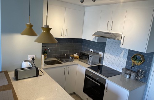 Three Anchor Bay Apartment | CJ’s OceanCityView Modern Secure 1 bed apartment